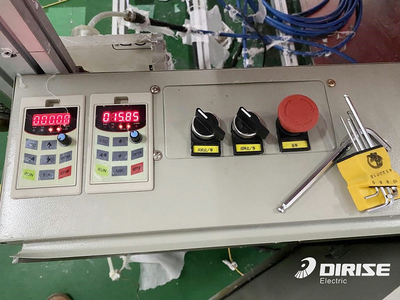 德瑞斯-熔噴布設(shè)備擠出機變頻器應(yīng)用案例-現(xiàn)場圖片1